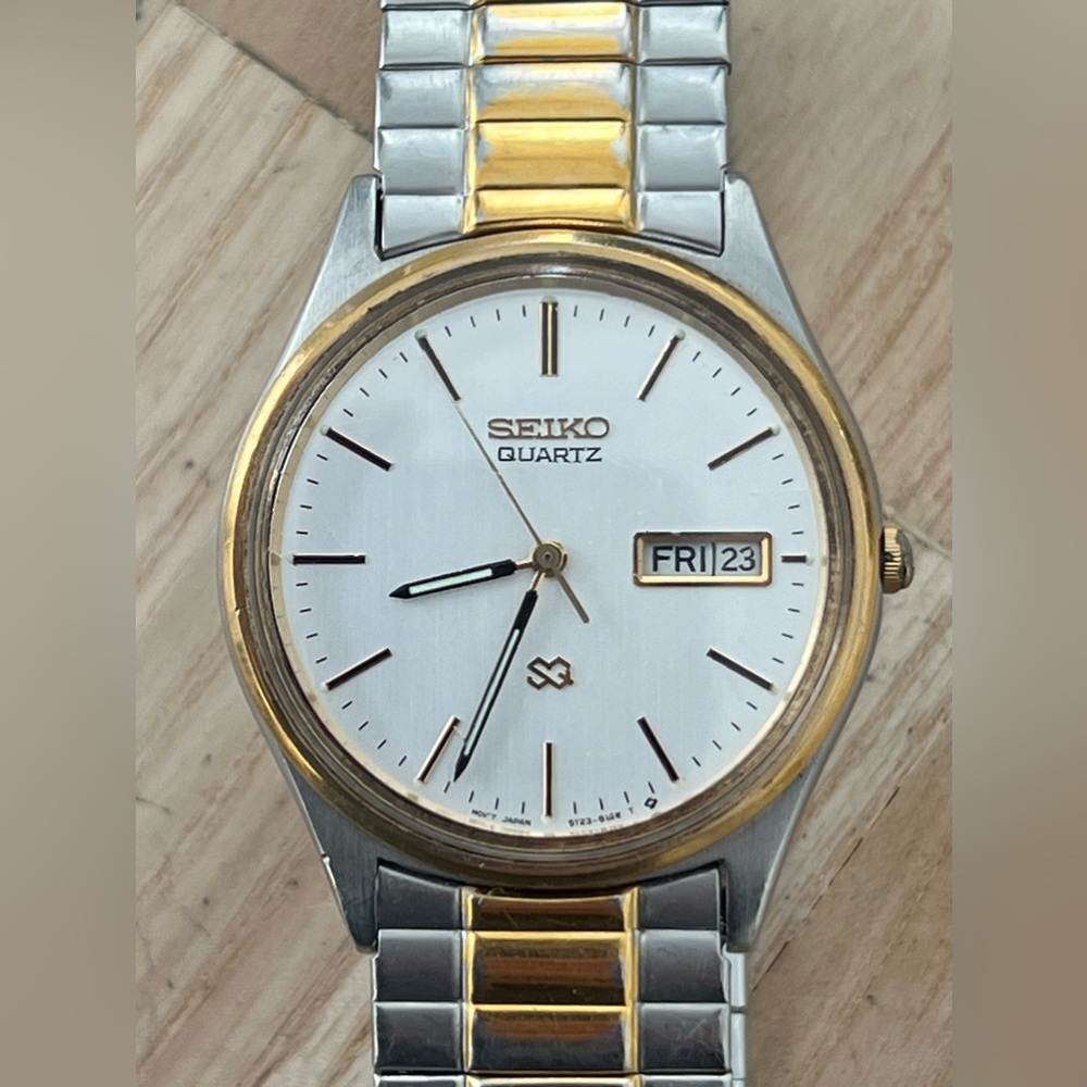 Seiko SQ Vintage Men’s Watch Two-Tone Stretch Bracelet Silver Dial Date Window